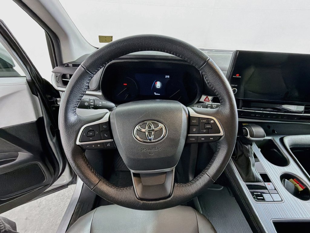 Used 2025 Toyota Sienna XLE FWD image 13