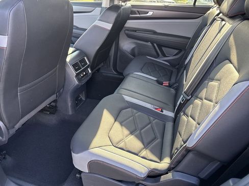 Used 2025 Volkswagen Atlas Peak Edition SE image 28