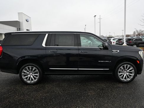 Used 2023 GMC Yukon XL Denali image 3