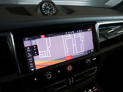 Certified 2026 Porsche Macan AWD/4WD image 20