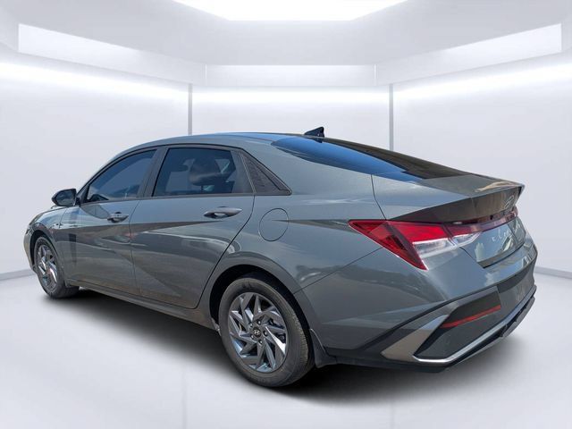 Used 2024 Hyundai Elantra SEL FWD image 5