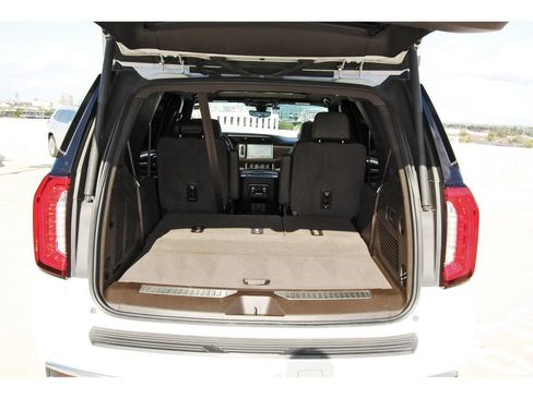 Used 2021 GMC Yukon Denali w/ Denali Premium Package image 29