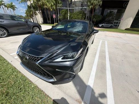 Used 2024 Lexus ES 300h w/ Technology Package FWD image 3