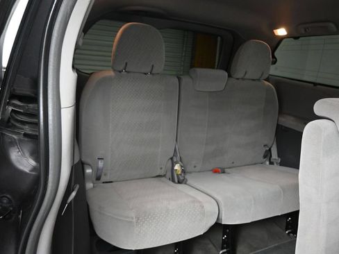 Used 2018 Toyota Sienna LE w/ Carpet Mat Package FWD image 46