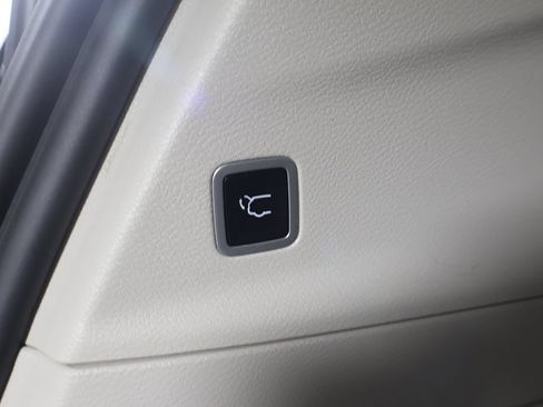Used 2024 Chrysler Pacifica Touring-L FWD image 21