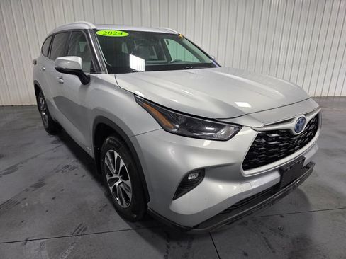 Used 2024 Toyota Highlander XLE AWD/4WD image 2