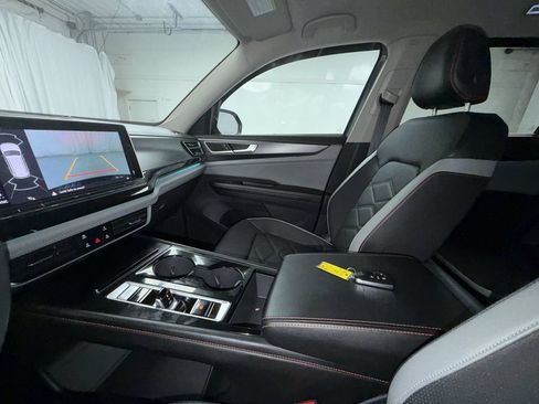Used 2024 Volkswagen Atlas Peak Edition SE AWD/4WD image 22