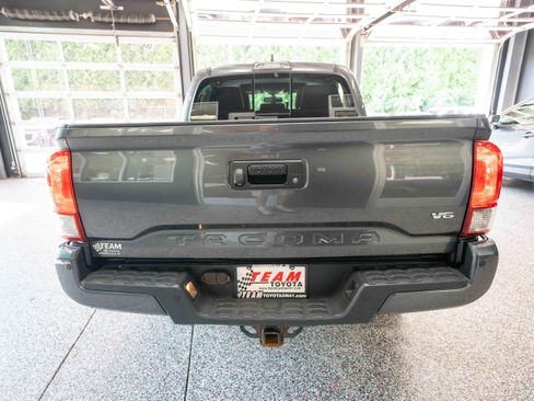 Used 2017 Toyota Tacoma TRD Off-Road w/ Premium & Technology Package AWD/4WD image 4