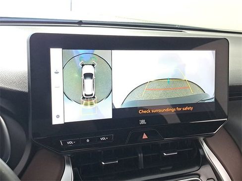 Used 2023 Toyota Venza Limited image 29