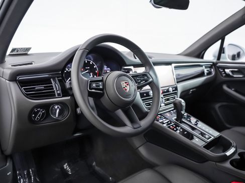Certified 2025 Porsche Macan image 4