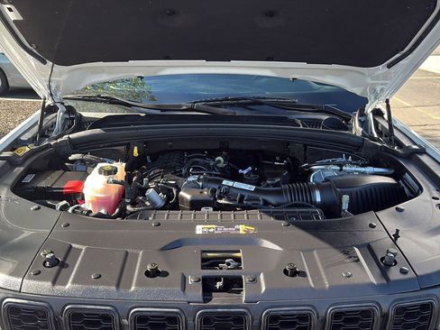 Used 2023 Jeep Grand Cherokee Altitude AWD/4WD image 18