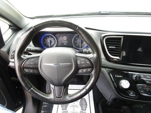 Used 2021 Chrysler Pacifica Touring-L w/ Uconnect Theater Family Group AWD/4WD image 14