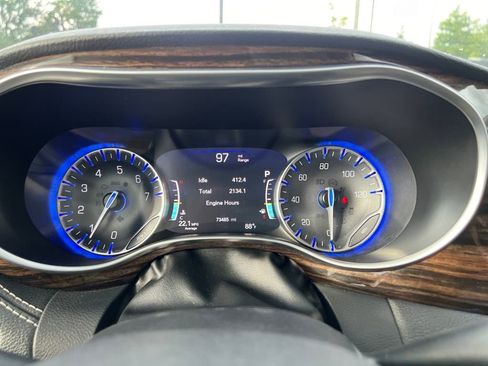 Used 2023 Chrysler Pacifica Limited image 16