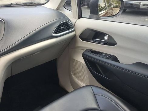 Used 2023 Chrysler Pacifica Touring-L FWD image 21