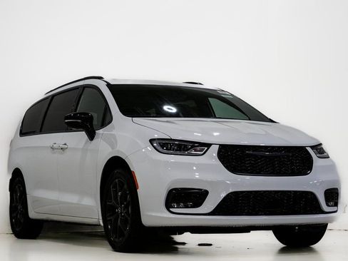 New 2026 Chrysler Pacifica Limited w/ S Appearance Package image 1