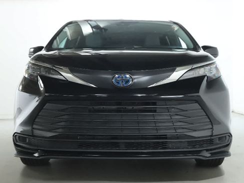 Certified 2025 Toyota Sienna LE AWD/4WD image 5