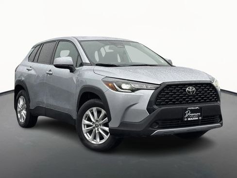 Used 2023 Toyota Corolla Cross LE image 2