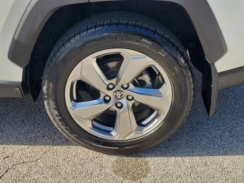 Used 2021 Toyota RAV4 XLE Premium image 5