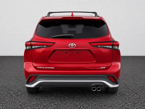Used 2023 Toyota Highlander XSE FWD image 2