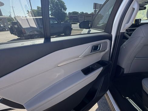 New 2026 Ford Explorer Active w/ Active Comfort Package image 8