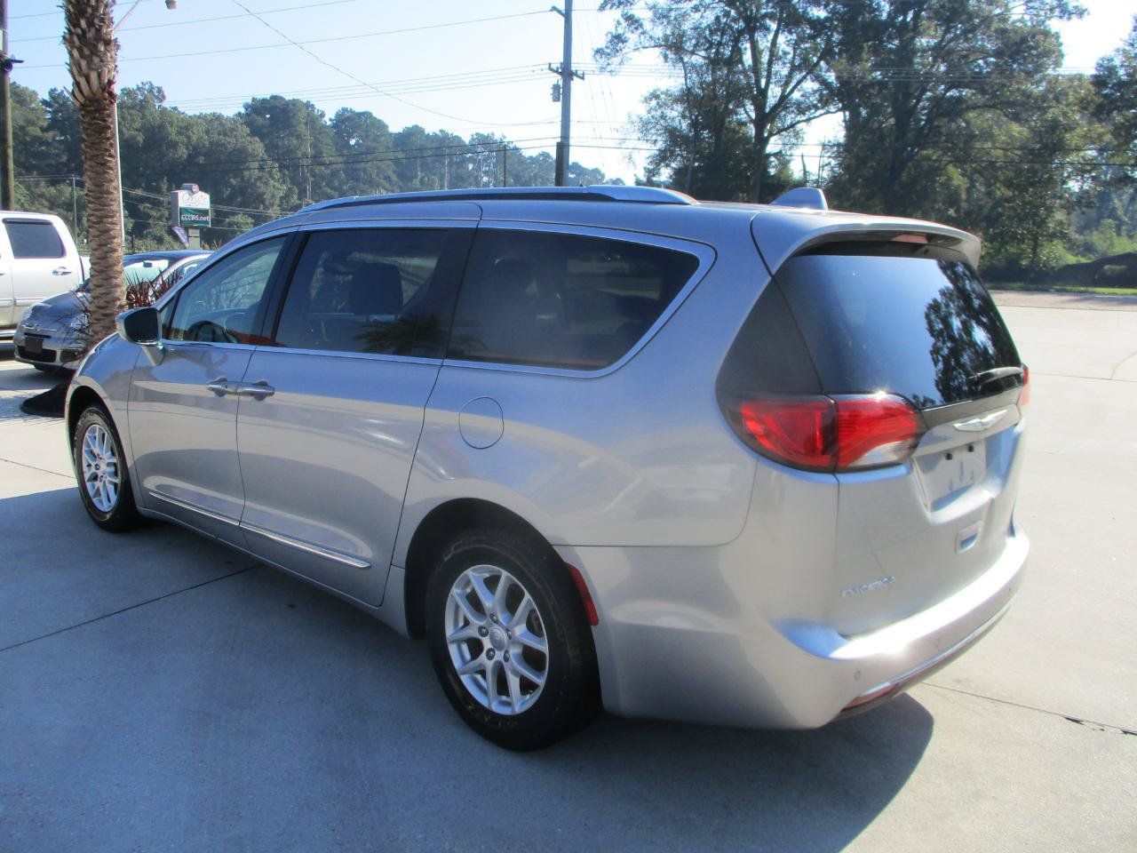 Used 2020 Chrysler Pacifica Touring-L FWD image 8