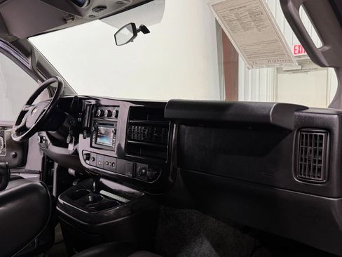 Used 2017 Chevrolet Express 2500 Extended RWD image 10