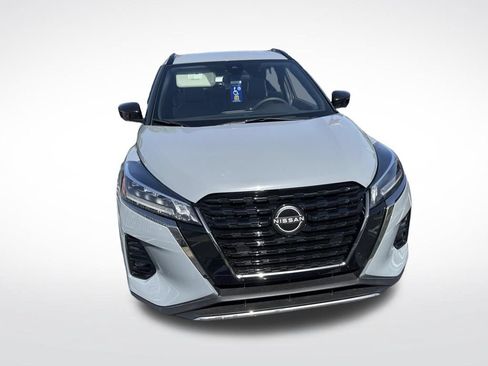 Used 2024 Nissan Kicks SR w/ SR Premium Package FWD image 12