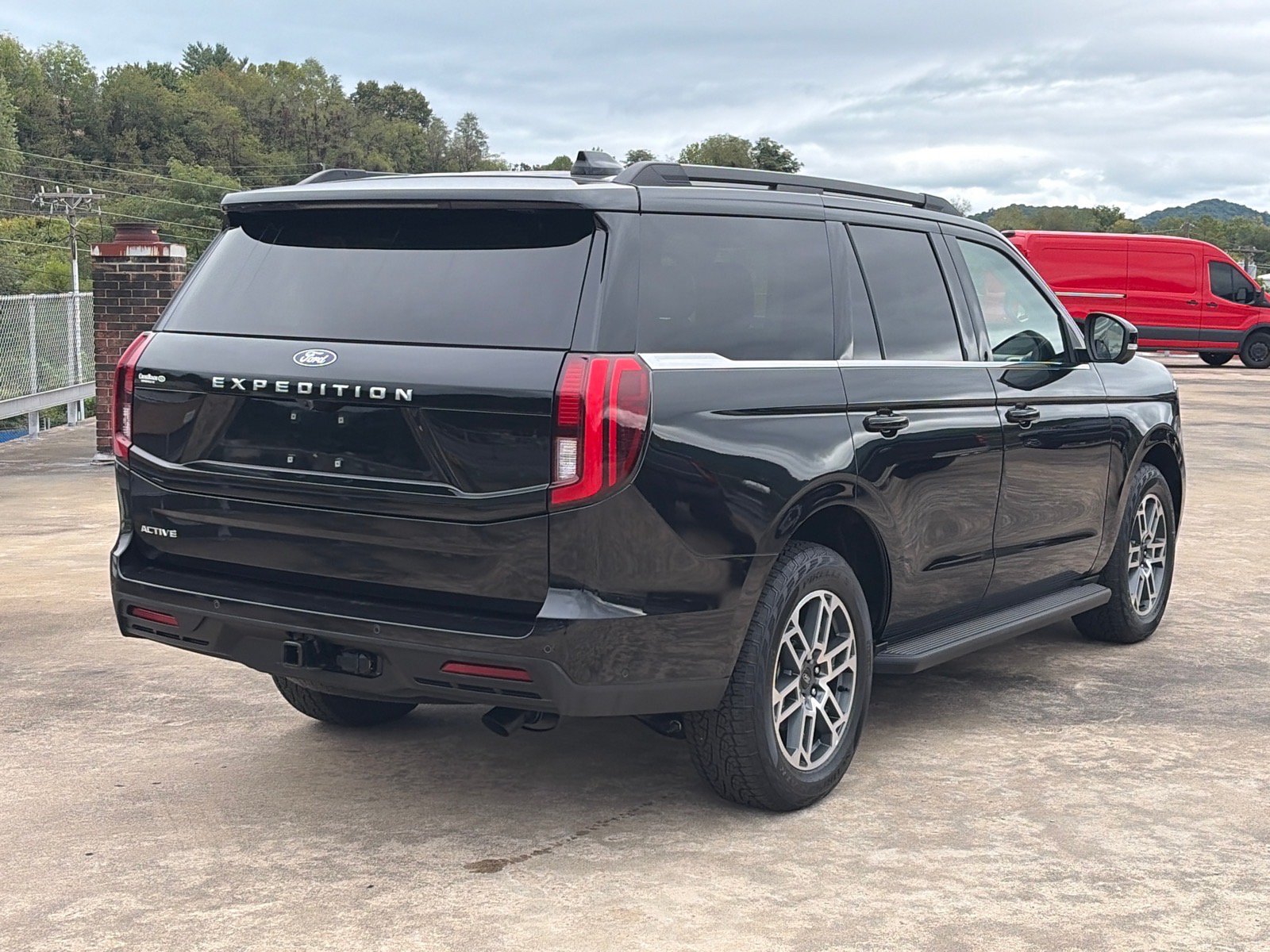 Certified 2025 Ford Expedition Active AWD/4WD image 3
