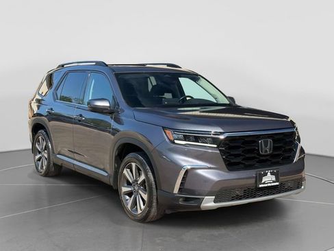 Used 2025 Honda Pilot Touring image 4