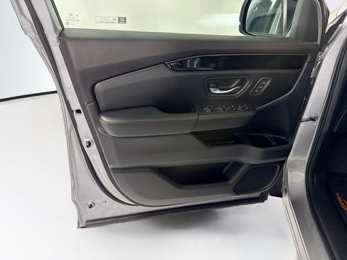 Used 2025 Honda Pilot TrailSport image 25