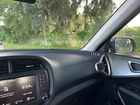 Used 2025 Kia Soul LX w/ LX Technology Package FWD image 28