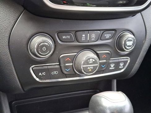 Certified 2019 Jeep Cherokee Limited image 18