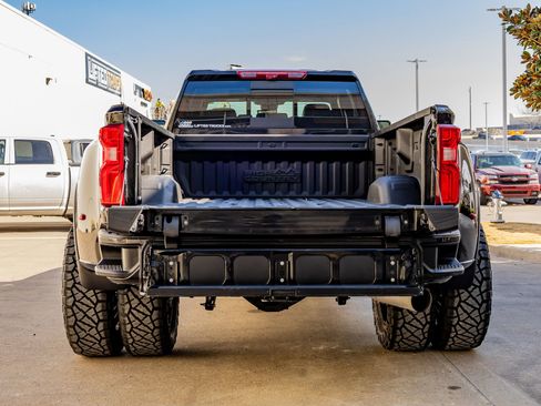 Used 2024 Chevrolet Silverado 3500 High Country w/ Technology Package image 9