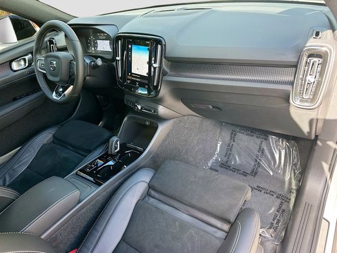 Used 2021 Volvo XC40 T4 R-Design image 33
