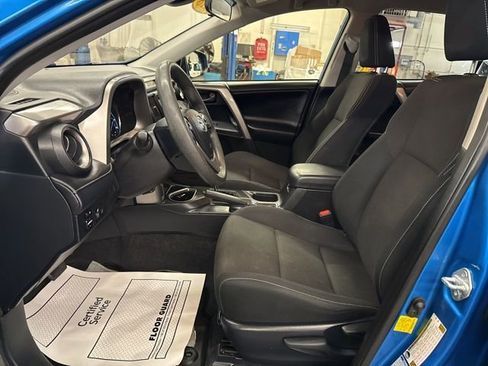 Used 2018 Toyota RAV4 LE AWD/4WD image 11