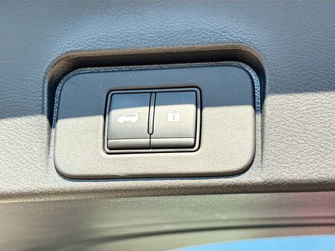 Used 2023 Nissan Rogue SV w/ SV Premium B Package image 13