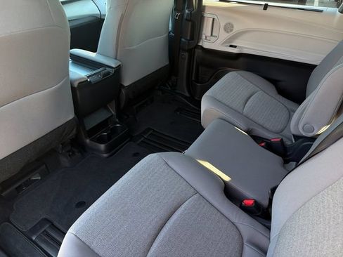 Used 2026 Toyota Sienna LE FWD image 10