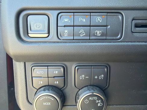 Used 2023 Chevrolet Tahoe Z71 w/ Luxury Package AWD/4WD image 17
