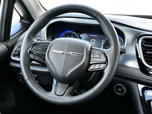 Used 2023 Chrysler Pacifica Touring FWD image 27