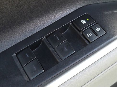 Used 2023 Toyota Highlander L image 18