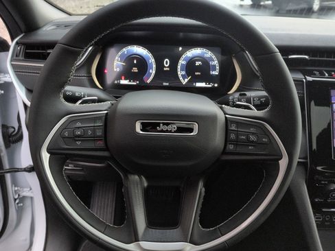 New 2025 Jeep Grand Cherokee Altitude image 12