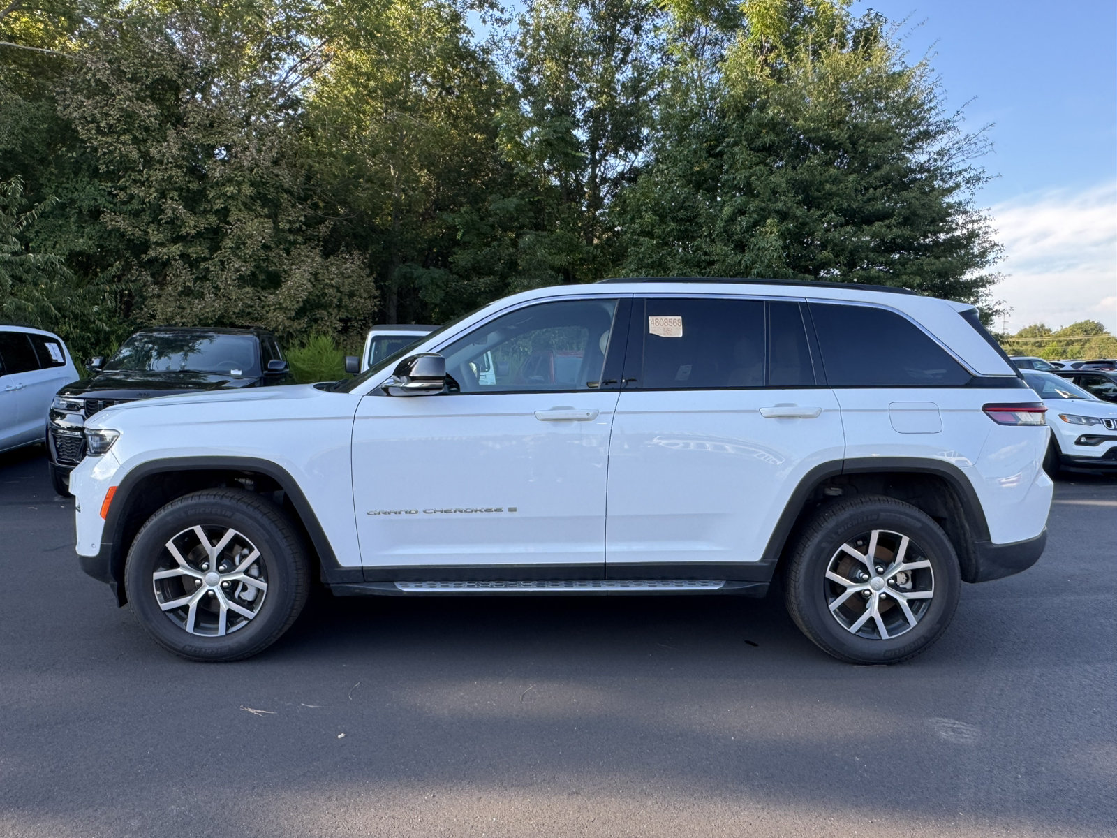 Used 2025 Jeep Grand Cherokee Limited w/ Luxury Tech Group II RWD image 8