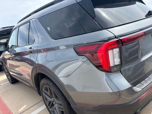 Used 2025 Ford Explorer ST-Line w/ ST-Line Street Pack image 5