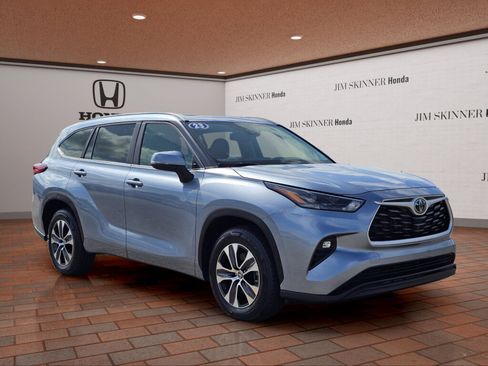 Used 2023 Toyota Highlander XLE FWD image 5
