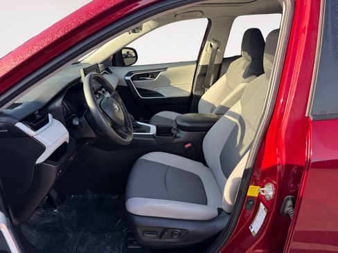 Used 2022 Toyota RAV4 XLE image 10