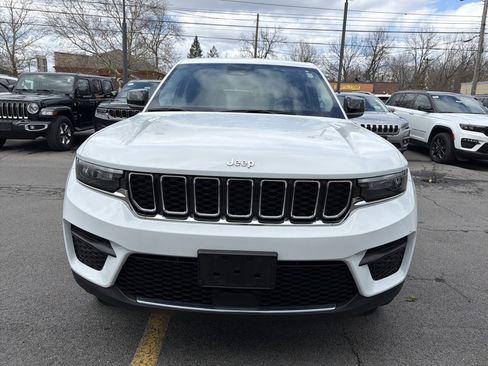 Used 2023 Jeep Grand Cherokee Laredo image 3