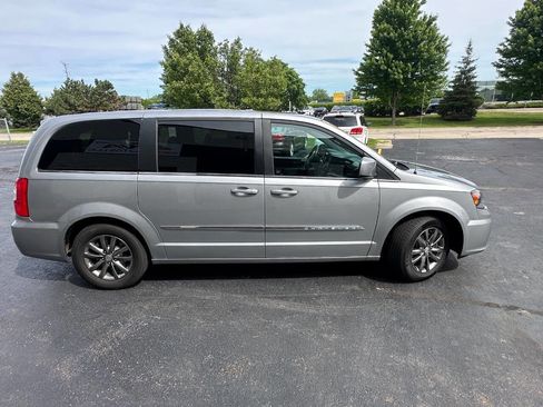 Used 2015 Chrysler Town & Country S FWD image 4