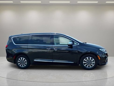 Used 2023 Chrysler Pacifica Limited FWD image 2