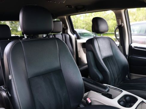 Used 2017 Dodge Grand Caravan SXT FWD image 19