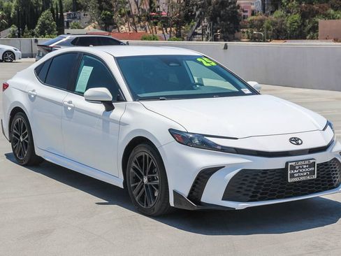 Used 2025 Toyota Camry SE w/ Convenience Package FWD image 3